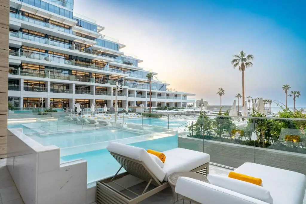 FIVE LUXE